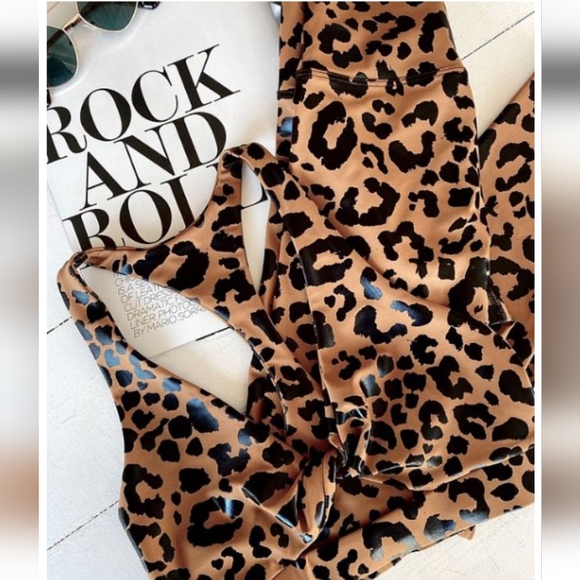 EUC Beach Riot Twist Top Sports Bra Leopard, matching leggings also listed - Picture 1 of 9